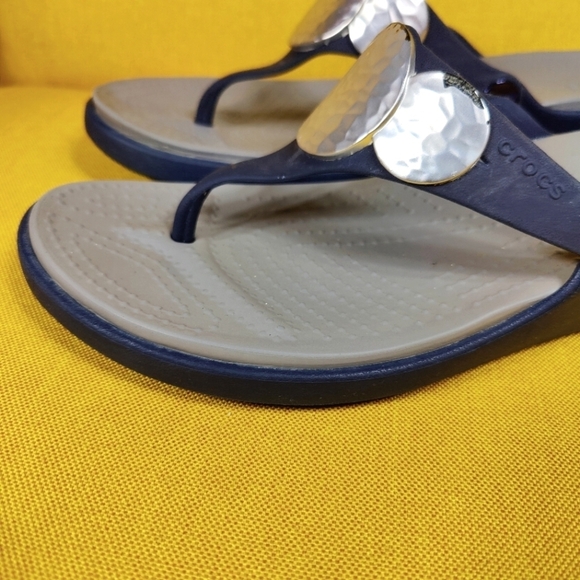 CROCS Sanrah Silver Hammered Medallion Navy Wedge Thong FlipFlop Sandal Women 10 - Picture 3 of 9